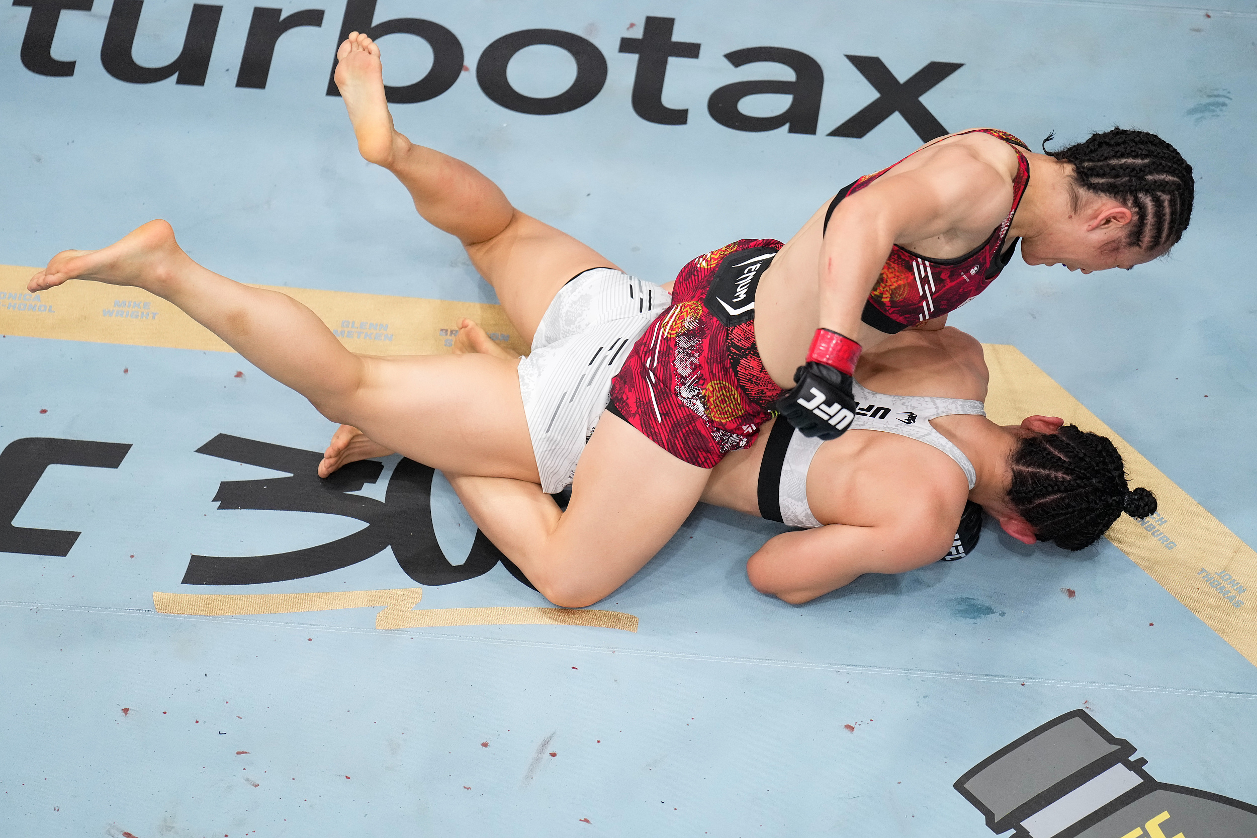UFC300“中国德比”精彩上演 张伟丽击败闫晓楠卫冕金腰带
