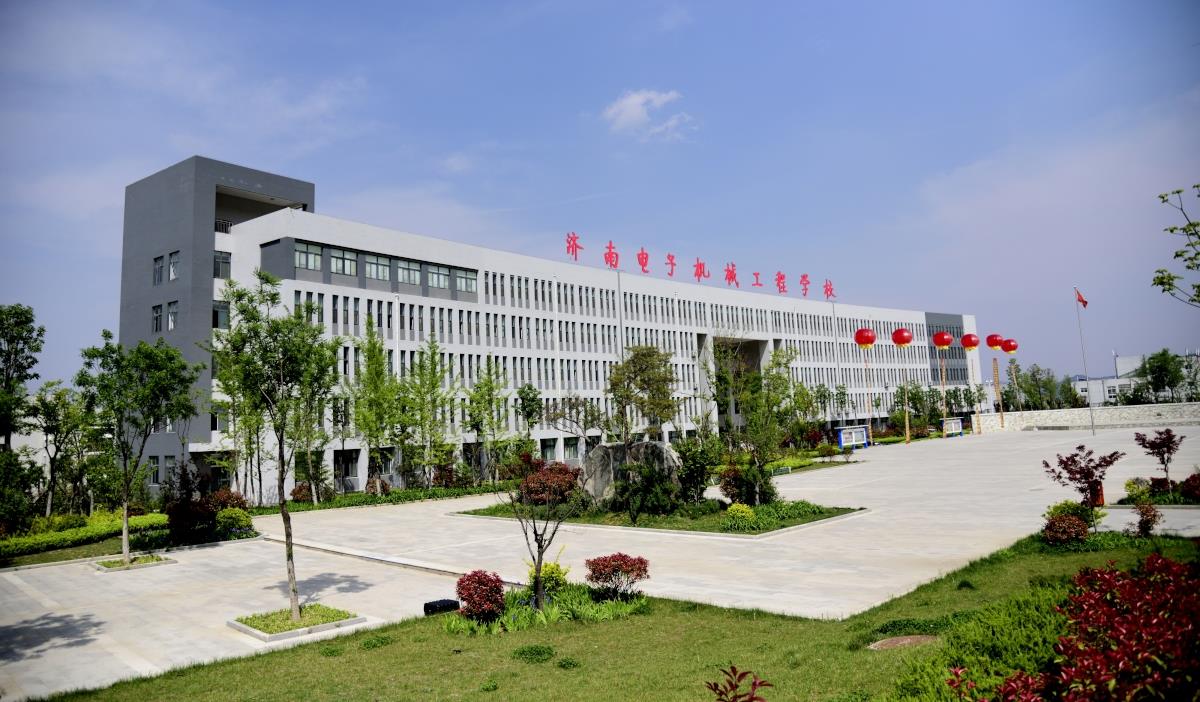 济南警方回应“职校男生与强闯校园的醉汉冲突被刑拘”:案件会公平公正侦办,后续将发布通报