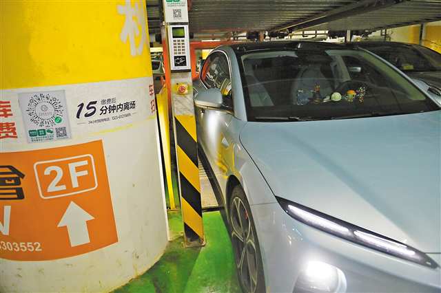 “老司机”遇到新问题——新能源车“太胖” “挤进”机械车位好难