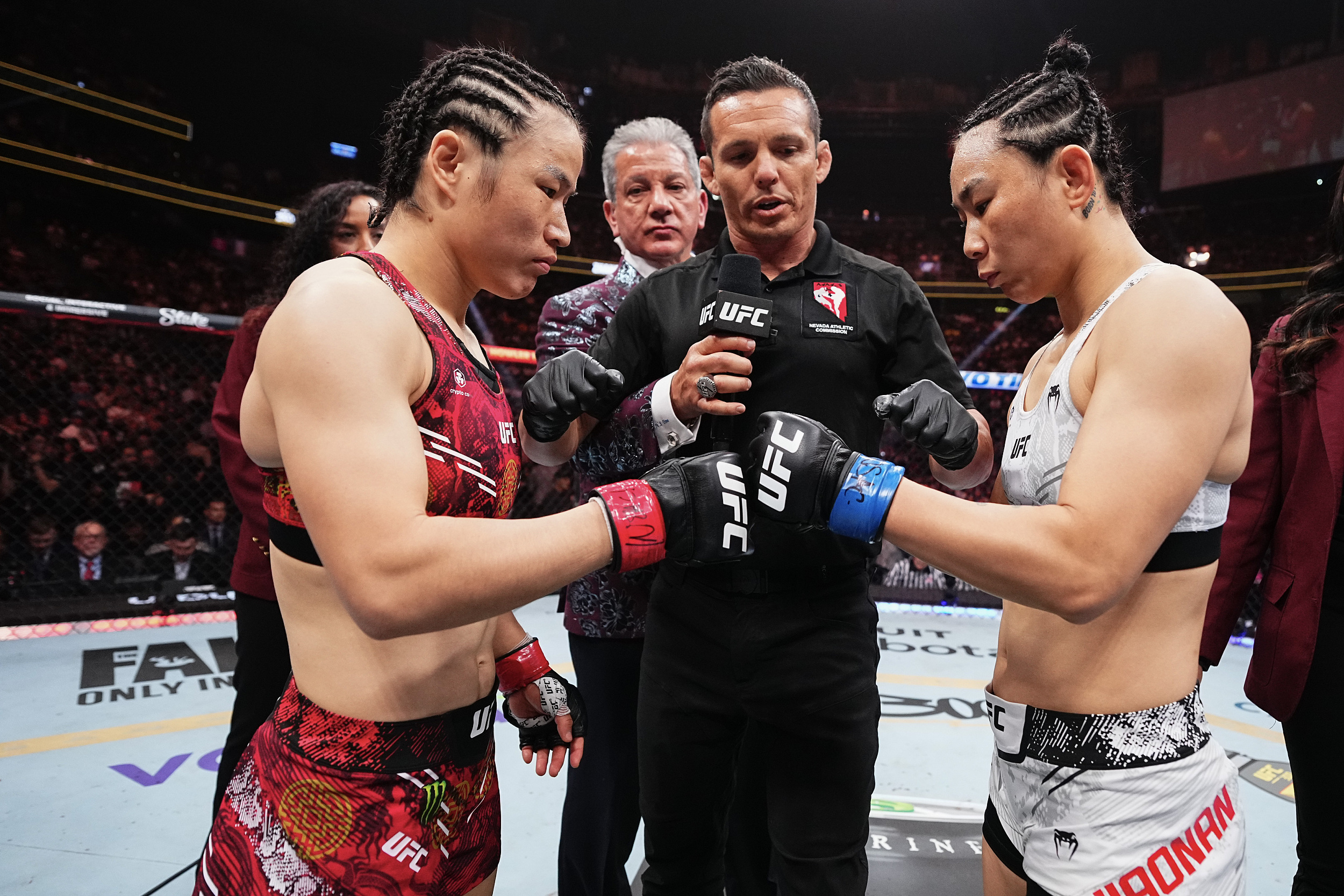 UFC300“中国德比”精彩上演 张伟丽击败闫晓楠卫冕金腰带