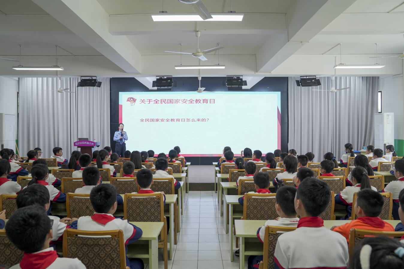 法治课堂现场，民警正在为同学们讲授国家安全知识