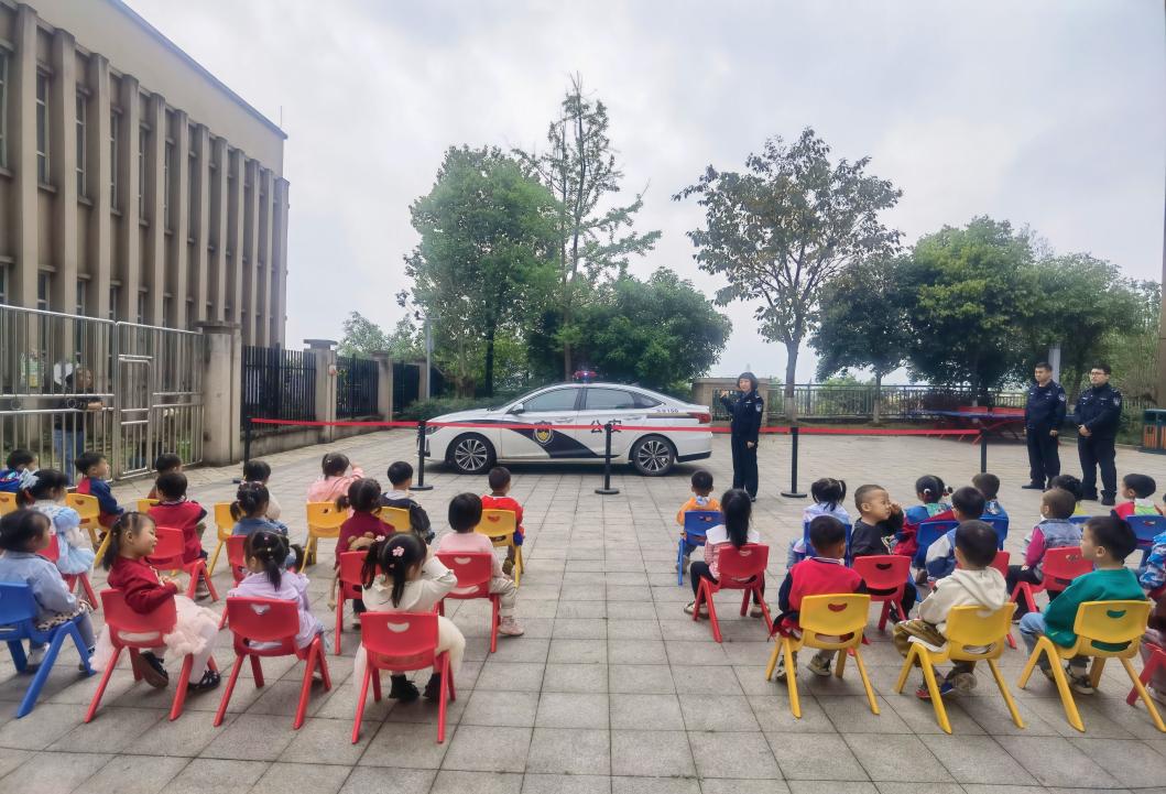 3民警向小朋友们展示警车