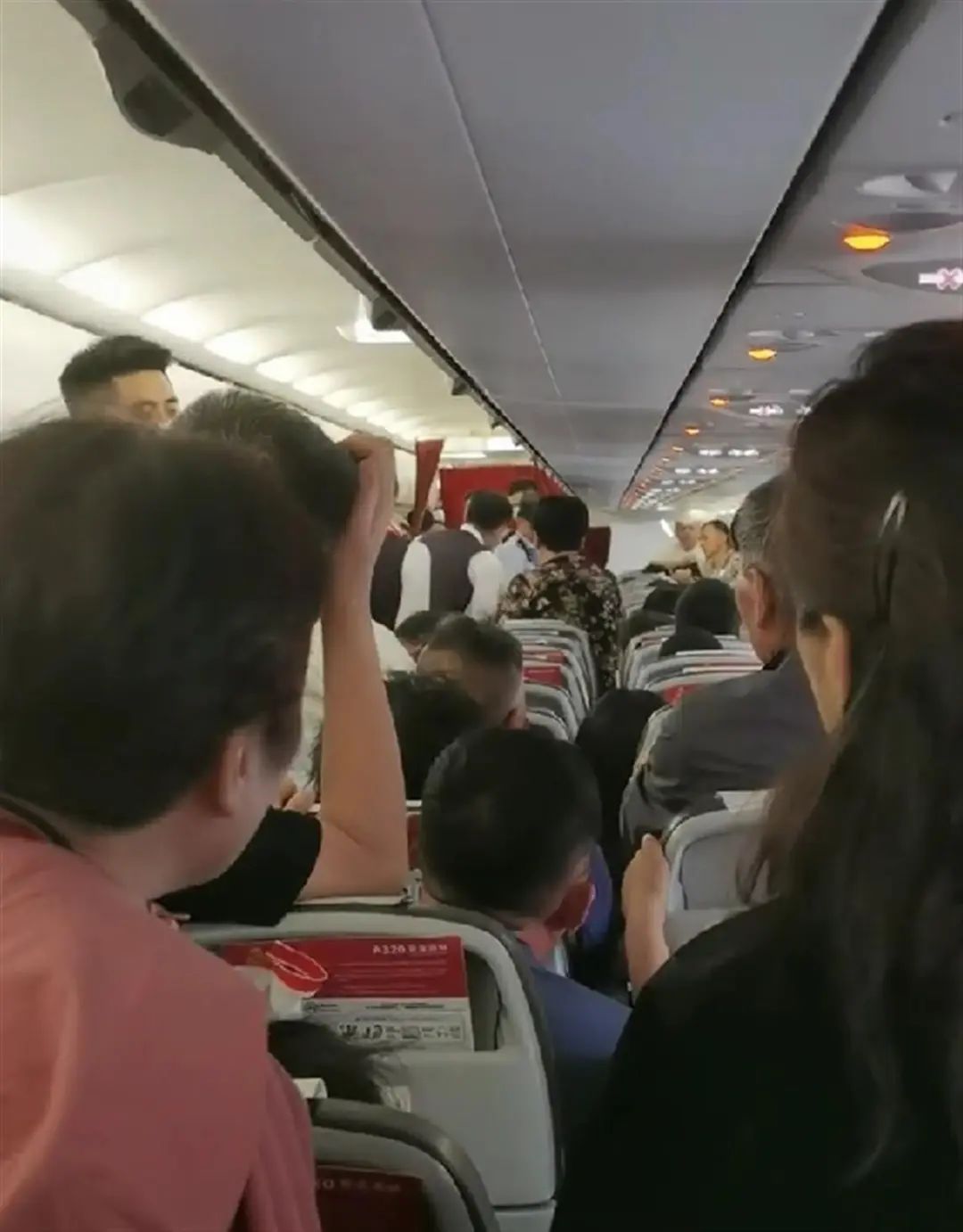 女子躺座椅致航班延误2小时，别用自己和他人的生命安全开玩笑！