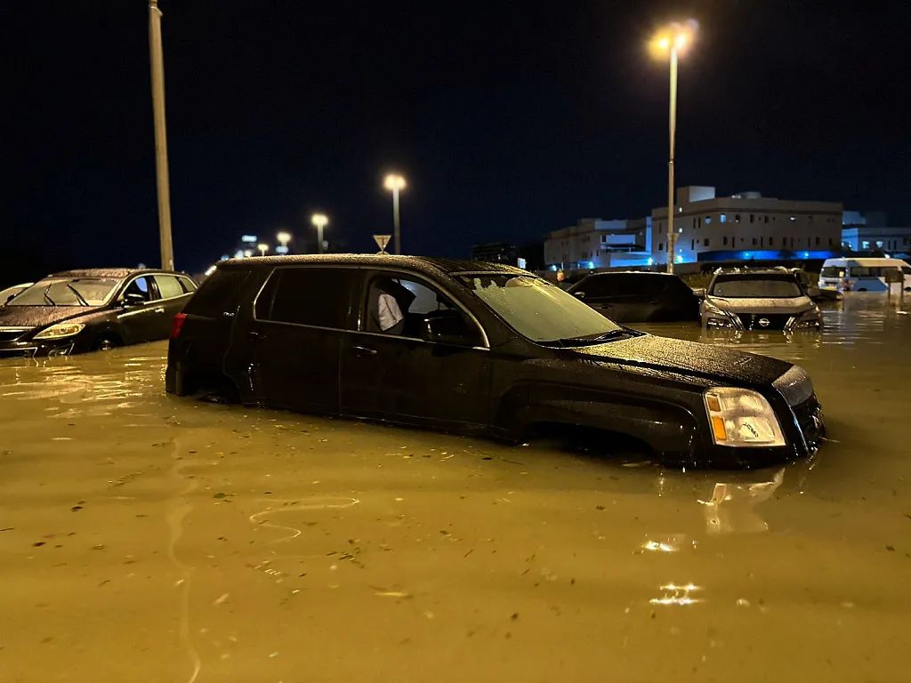 阿联酋突遭75年来最大降雨，全国停课！迪拜天空“一秒变绿”，邻国阿曼19人死亡