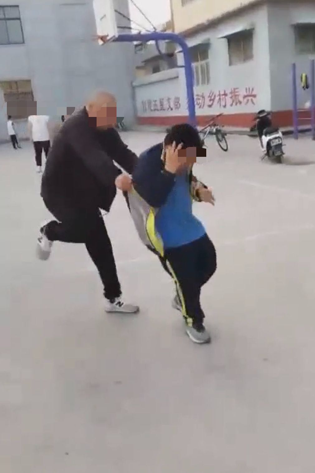 河南新乡9岁男孩校门口被同学家长殴打住院 官方回应：公安机关介入，涉事人被拘