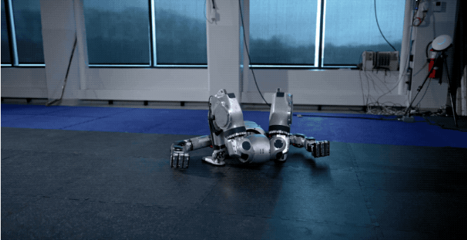 头部180度旋转！电动Atlas人形机器人做出“诡异”动作，把马斯克都吓坏了！