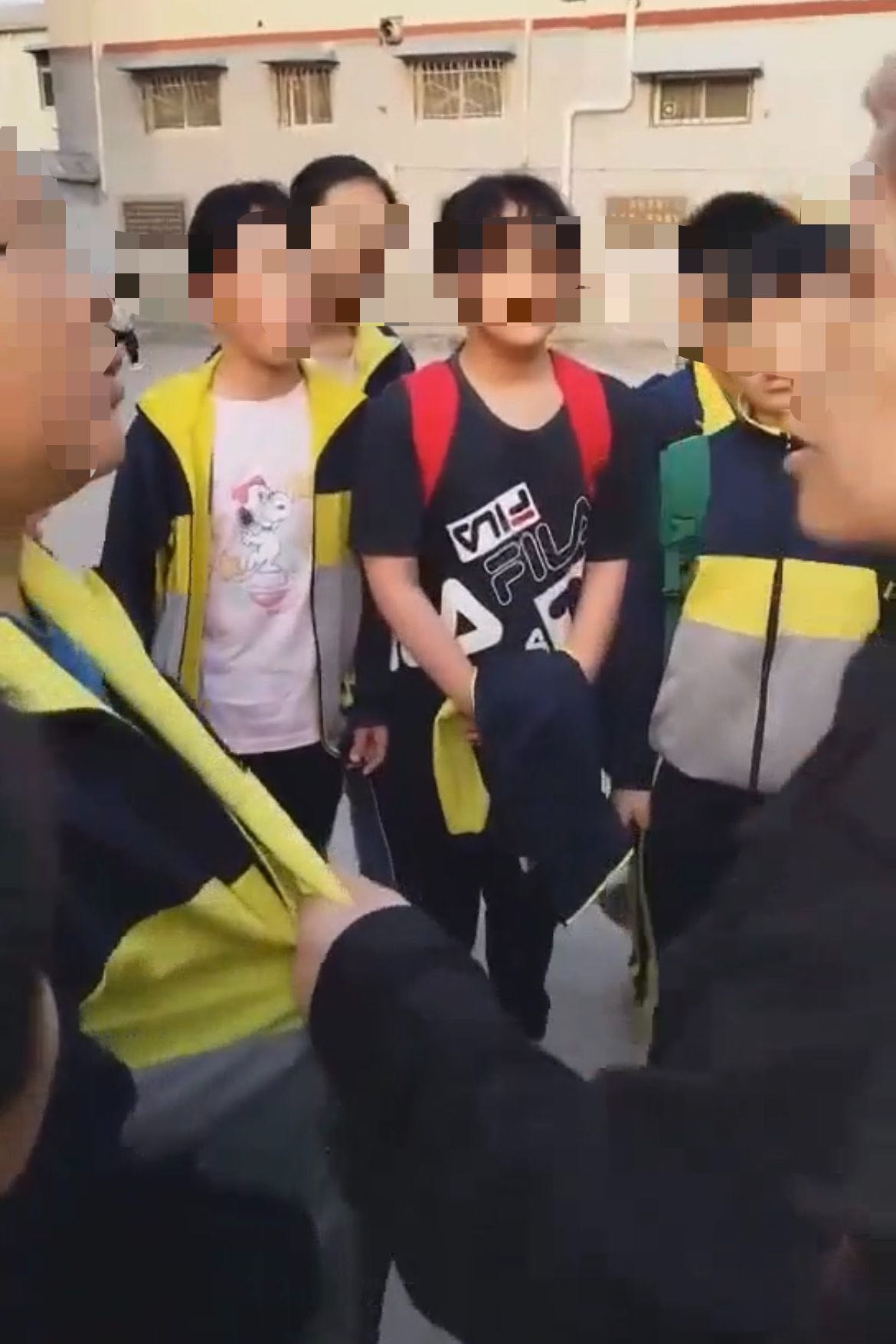 河南新乡9岁男孩校门口被同学家长殴打住院 官方回应：公安机关介入，涉事人被拘