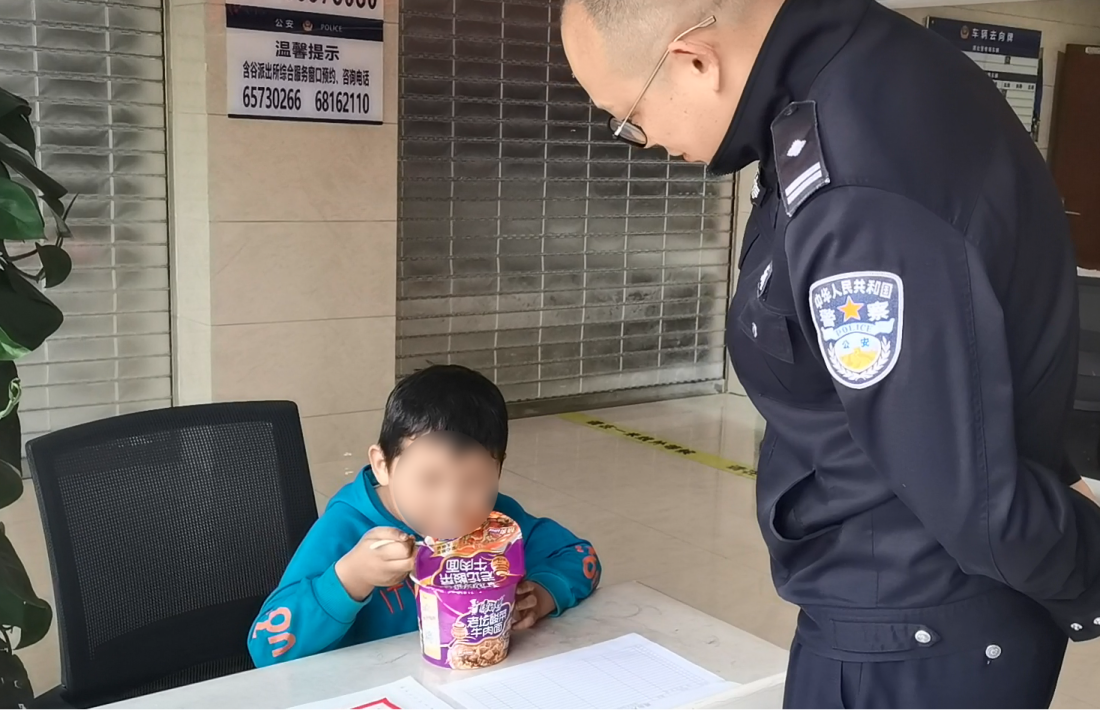 2民警安抚小朋友