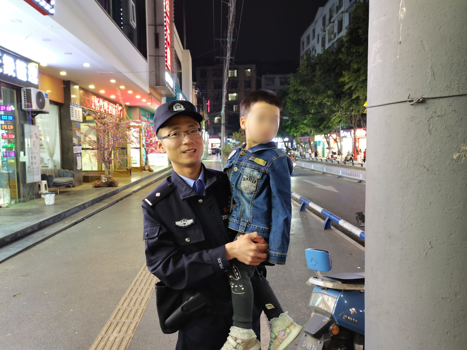 3民警陪伴孩子等待孩子母亲到来