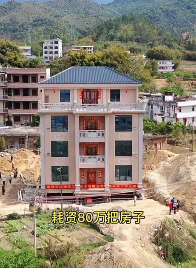 广东梅州一农户花巨资平移4层楼房？镇政府：情况属实，目前还在平移