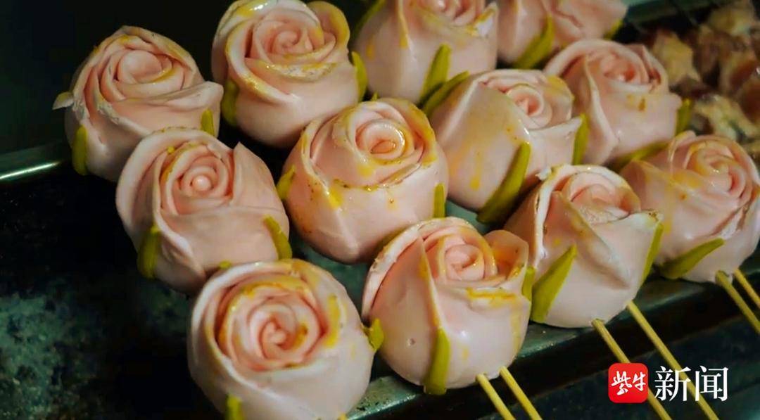 苏州一烧烤店推出“玫瑰烤串”走红网络，食客争相品尝感受别样浪漫