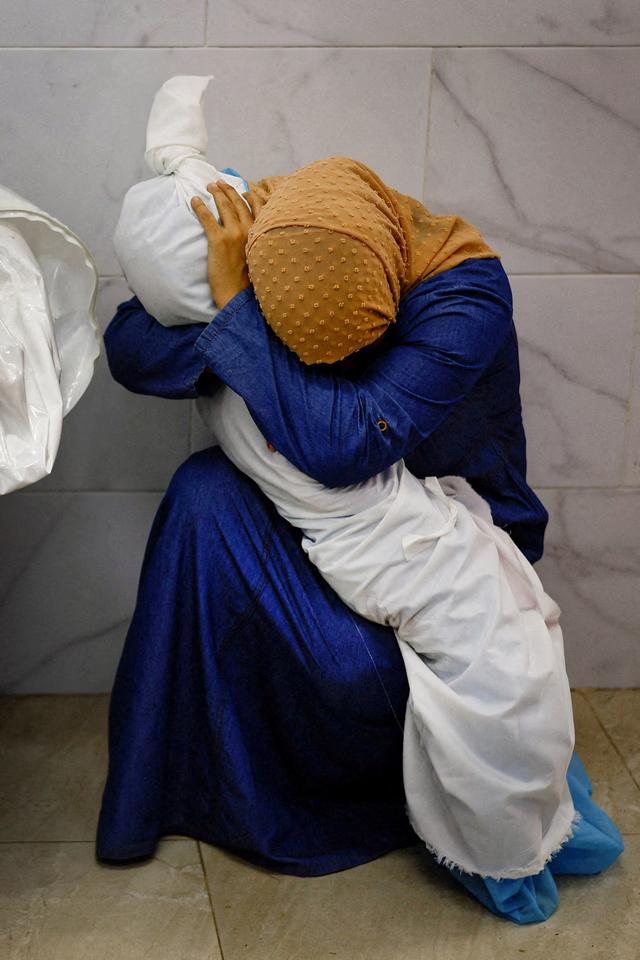 加沙妇女紧抱侄女遗体照片获2024世界新闻摄影奖