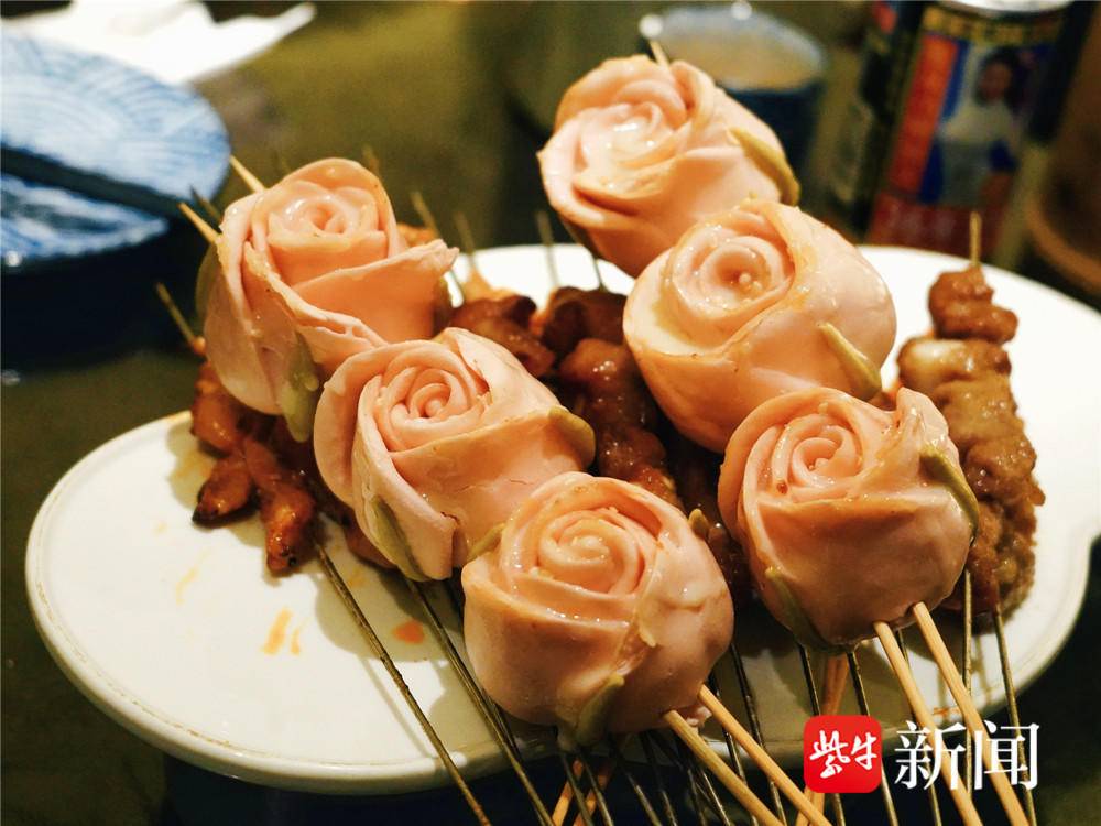 苏州一烧烤店推出“玫瑰烤串”走红网络，食客争相品尝感受别样浪漫