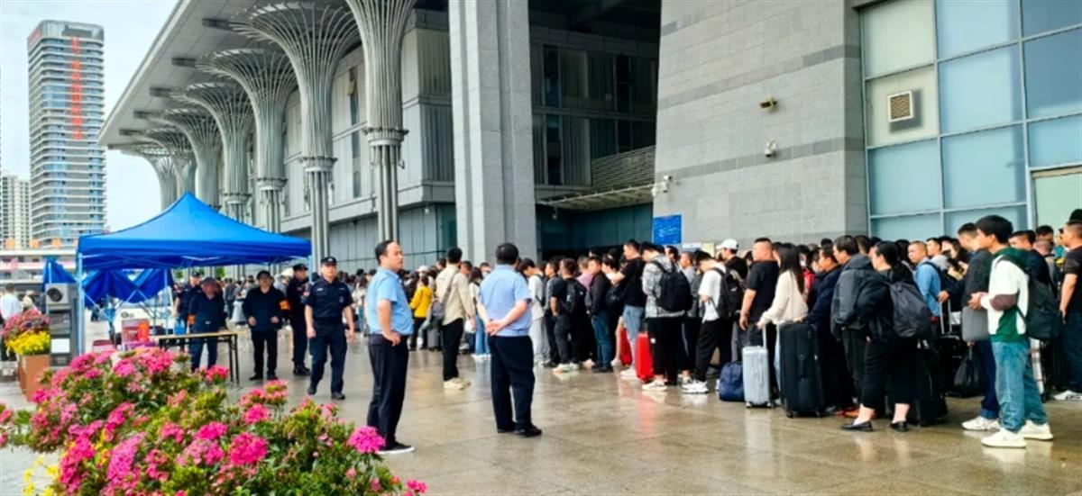 多趟途经广东韶关列车因暴雨停运，近万名旅客出行受阻，铁路部门已开展旅客转运