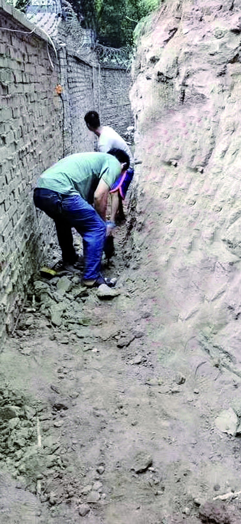 一群居民一铲一铲挖出小路 让上千名孩子上学不再绕道  这条爱心小路要升级啦