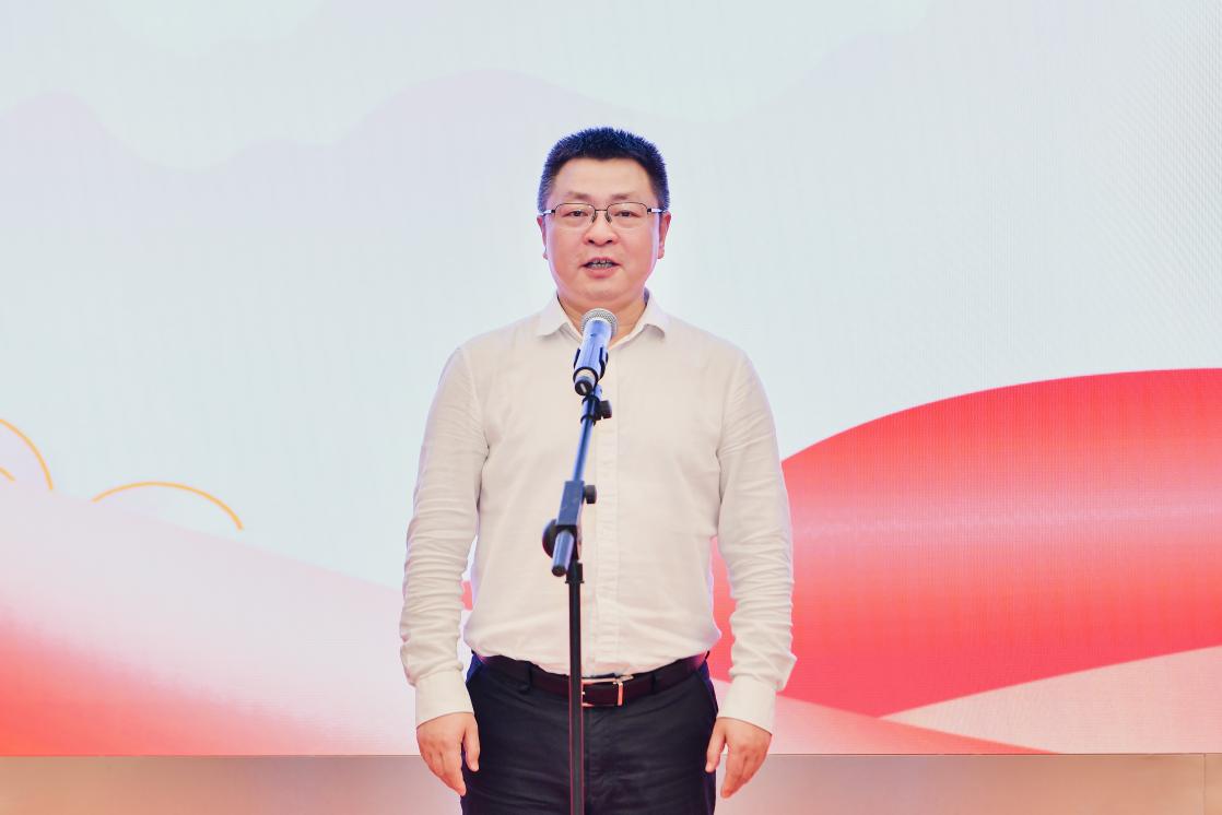 两江新区党工委副书记皮涛宣布作品展开幕