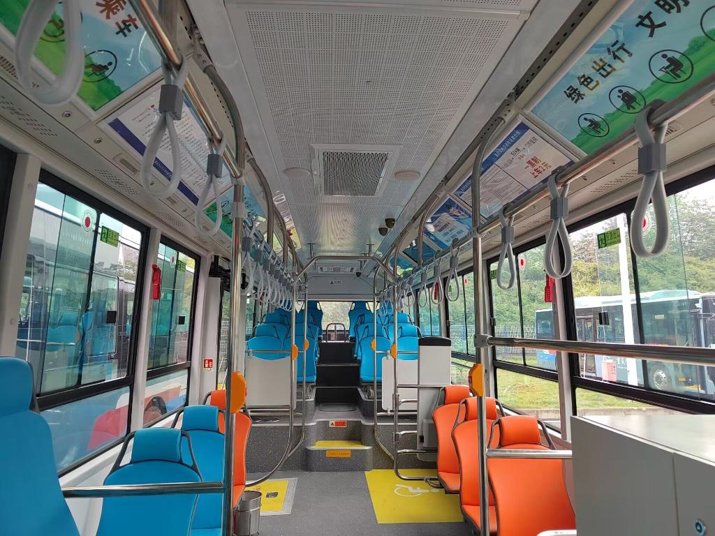 图说 5辆纯电动新能源公交车投入624路运营。重庆两江公交公司供图