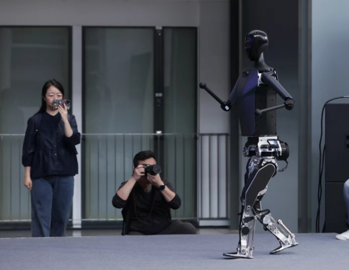 全球首个！纯电驱拟人奔跑全尺寸人形机器人来了