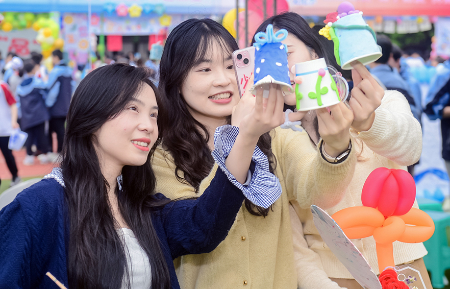 一次性纸杯作品合影。