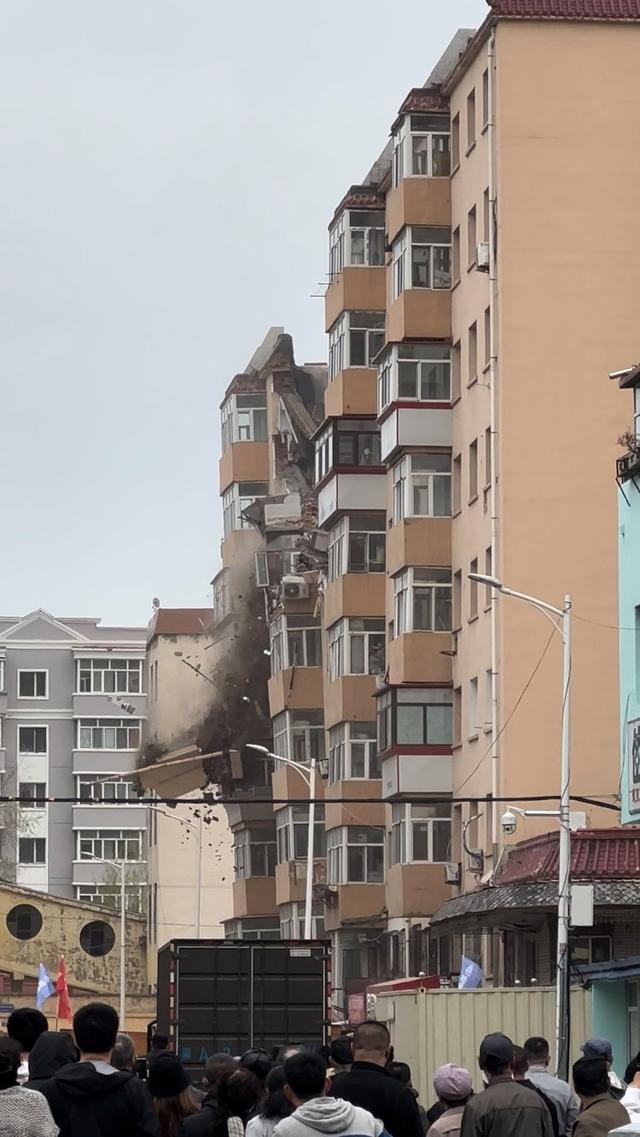哈尔滨出现裂缝居民楼开始拆除，两年前被鉴定为D级危房