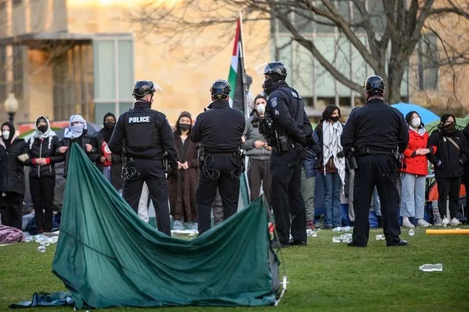 抗议已蔓延至约60所大学，英法高校也加入！美国警方动用警棍、电击枪、催泪瓦斯……抗议背后“金主”是索罗斯？