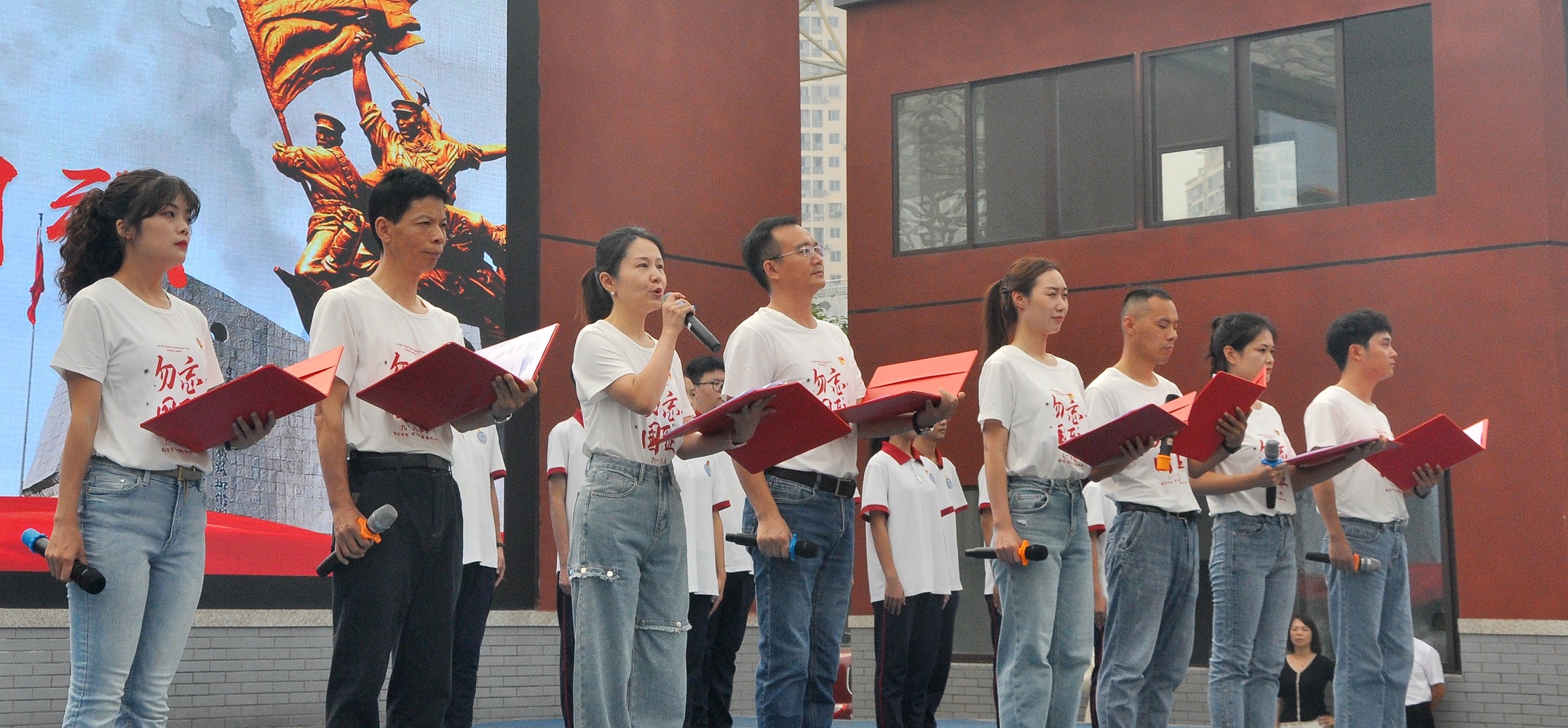 学校“九一八主题活动”上党员教师朗诵