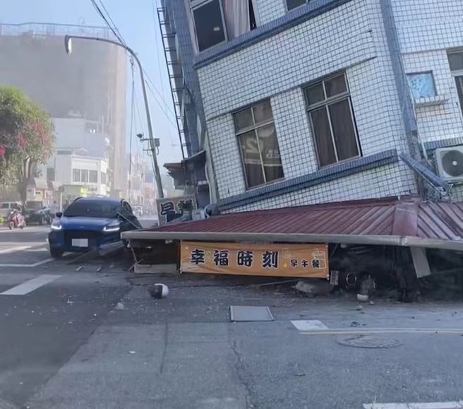 台湾连续地震后现场多图曝光！有快餐店一楼被压埋直接消失