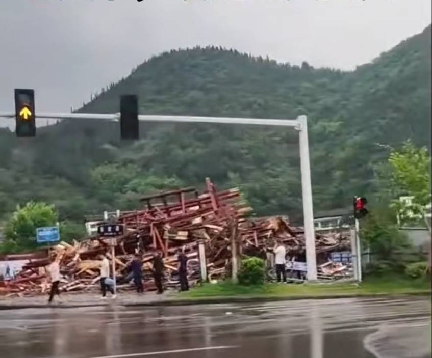 贵州凯里一鼓楼倒塌 消防：下午塌的 还没收到人员伤亡报告