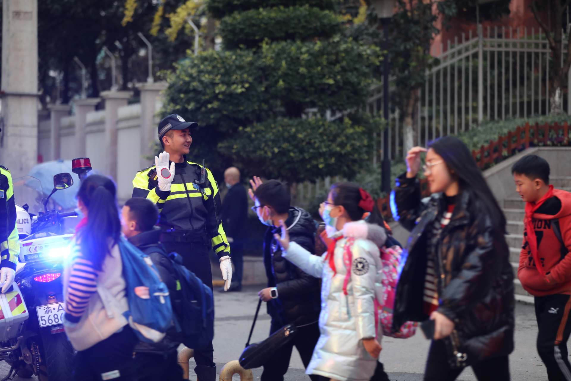 高新交巡警校外护学岗