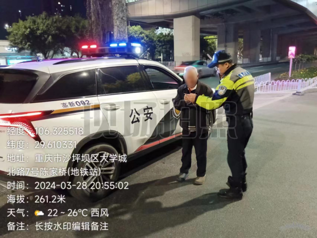 （打码）民警在路边发现老人