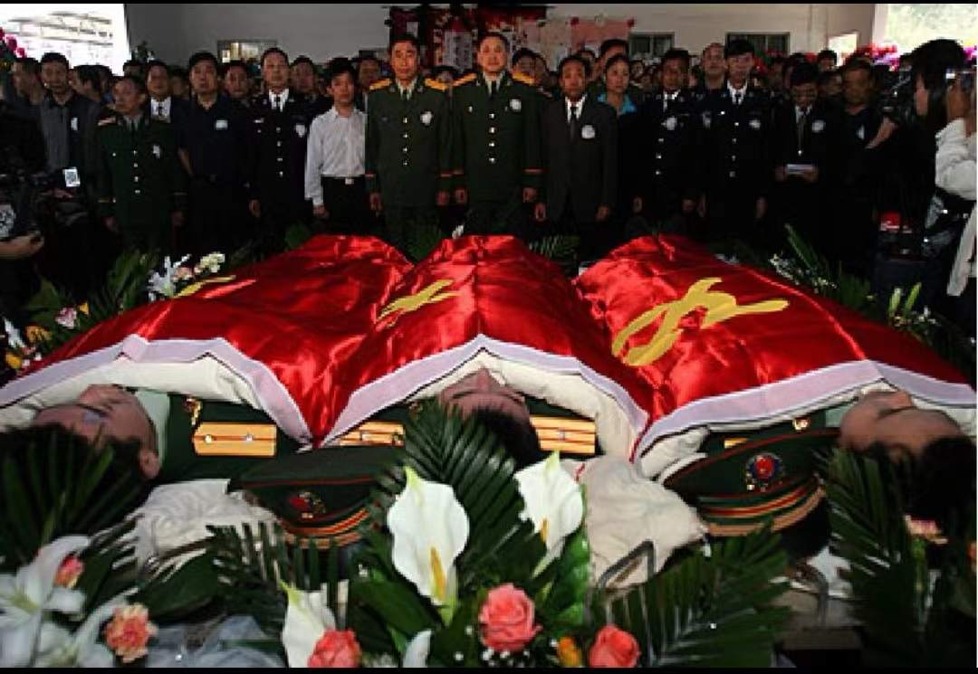 老妈，这衣服为什么通着一个洞啊……