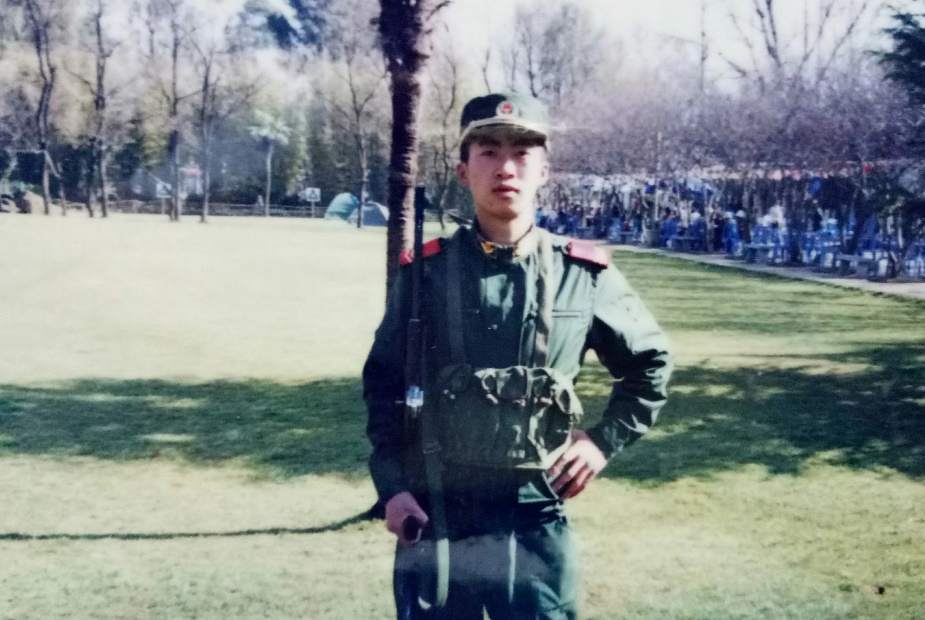 老妈，这衣服为什么通着一个洞啊……