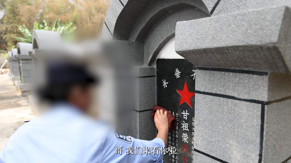 老妈，这衣服为什么通着一个洞啊……