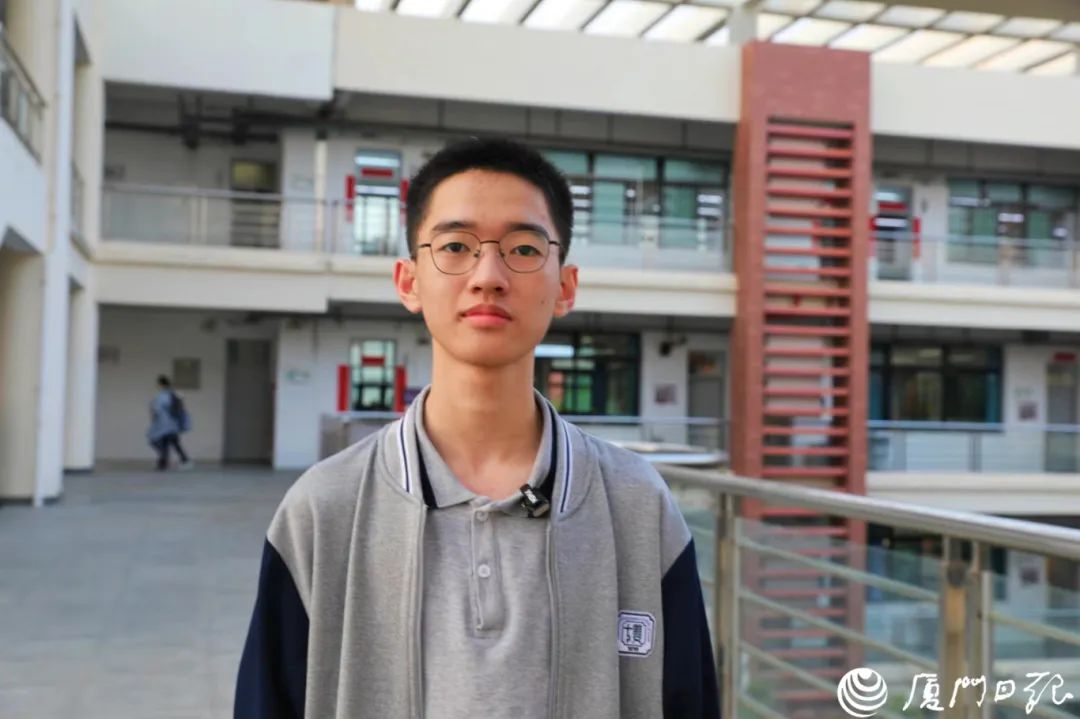 地震警报响起 抱同桌撤离的男生，是他！