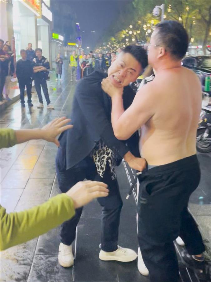 博主称举报餐馆小龙虾缺斤少两被打，官方介入调查