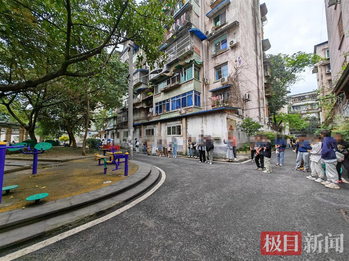 实探因MV走红的成都玉林七巷：众人慕名前往围观打卡，如起哄高喊会有志愿者劝导