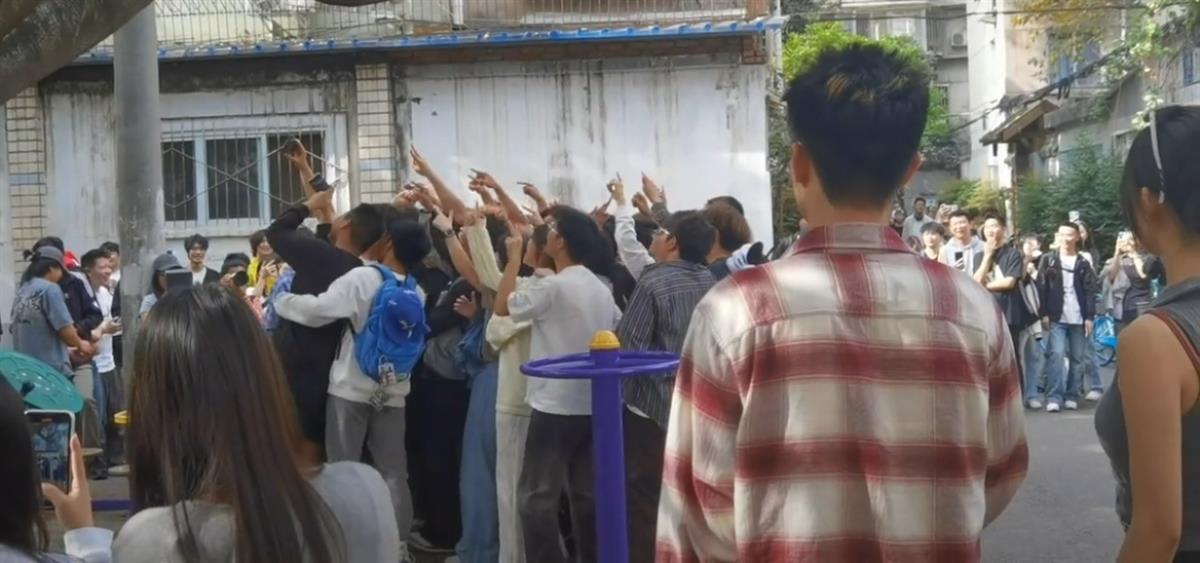 实探因MV走红的成都玉林七巷：众人慕名前往围观打卡，如起哄高喊会有志愿者劝导