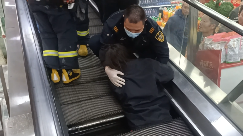女子被超市自动扶梯“卷入”，丈夫：妻子仍在ICU，有截肢风险