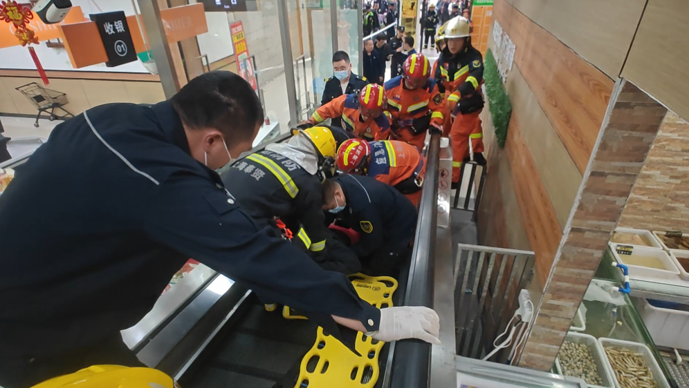 女子被超市自动扶梯“卷入”，丈夫：妻子仍在ICU，有截肢风险