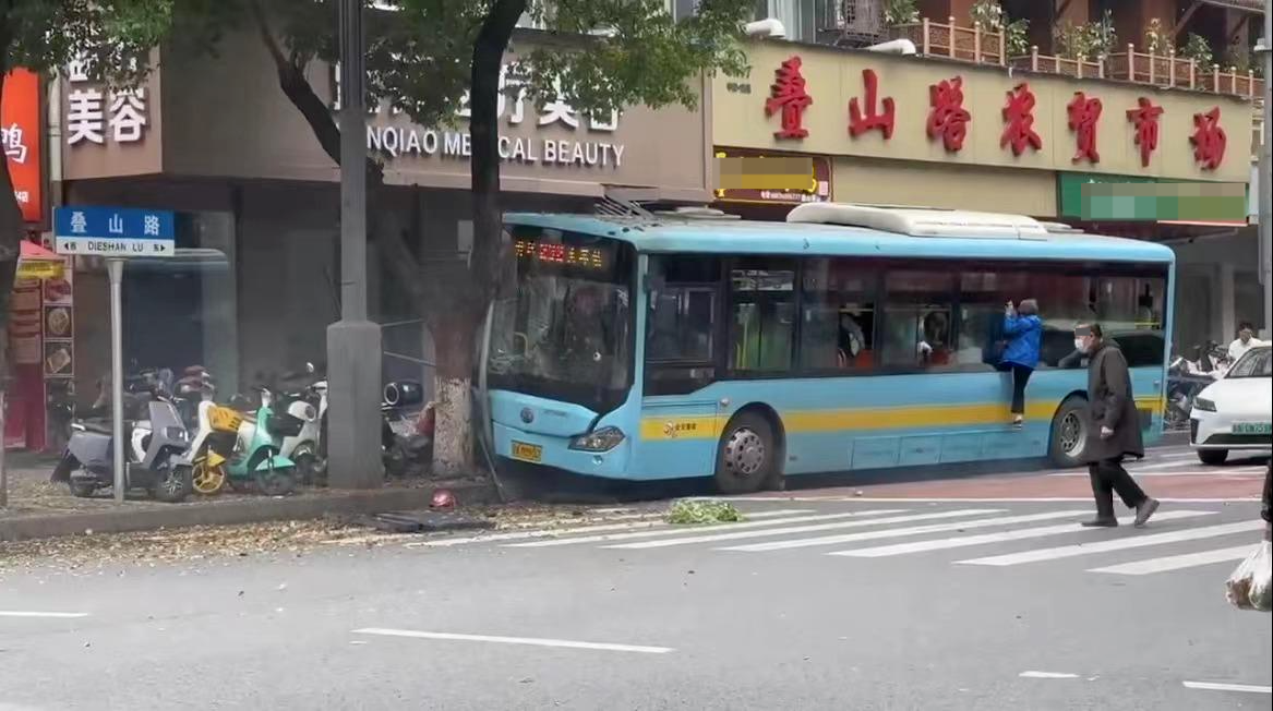 南昌一公交车撞上行人致3死7伤目击者公交车司机被搀扶下车脸色发白