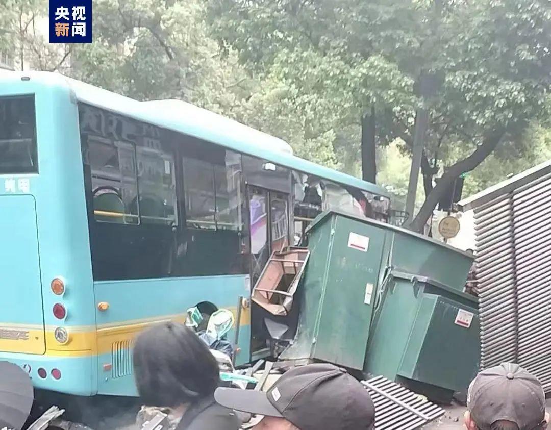 南昌一公交车撞上行人致3死7伤 目击者：公交车司机被搀扶下车，脸色发白