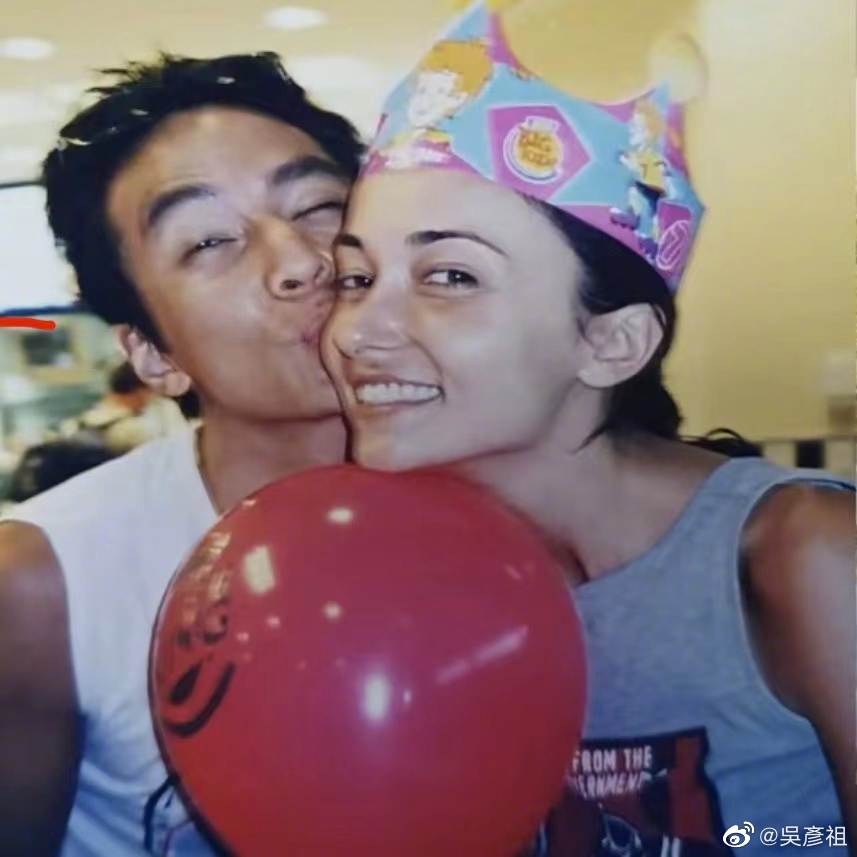 吴彦祖做蛋糕庆祝与Lisa结婚14周年：没她我活不下去