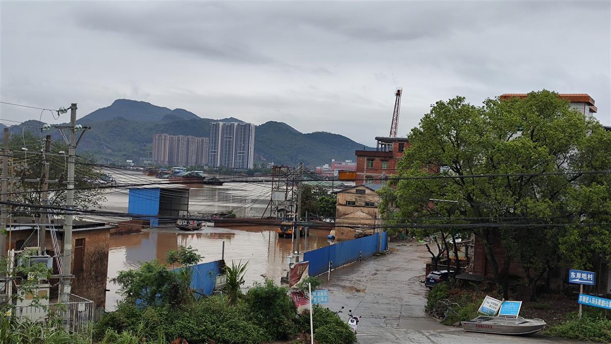 广东英德东岸咀村遭遇罕见“清明洪”：村民搭梯下楼划船出行，大部分人转到镇上住