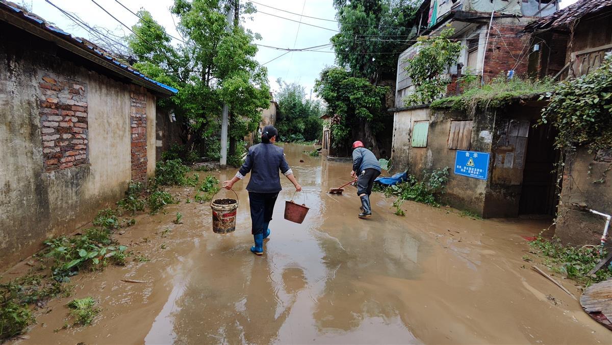 广东英德东岸咀村遭遇罕见“清明洪”：村民搭梯下楼划船出行，大部分人转到镇上住