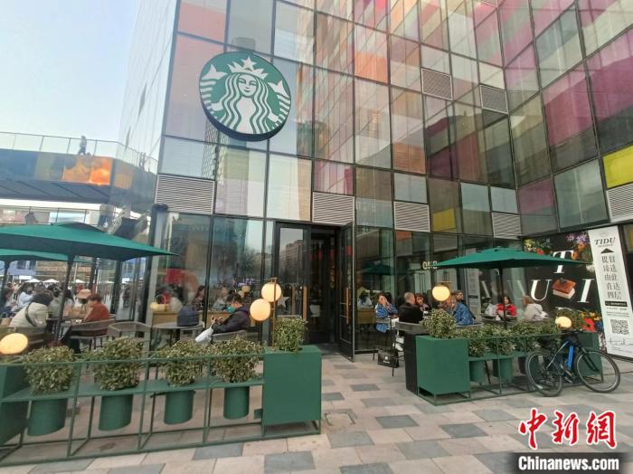 星巴克，悄悄在价格上玩起“双面”态度