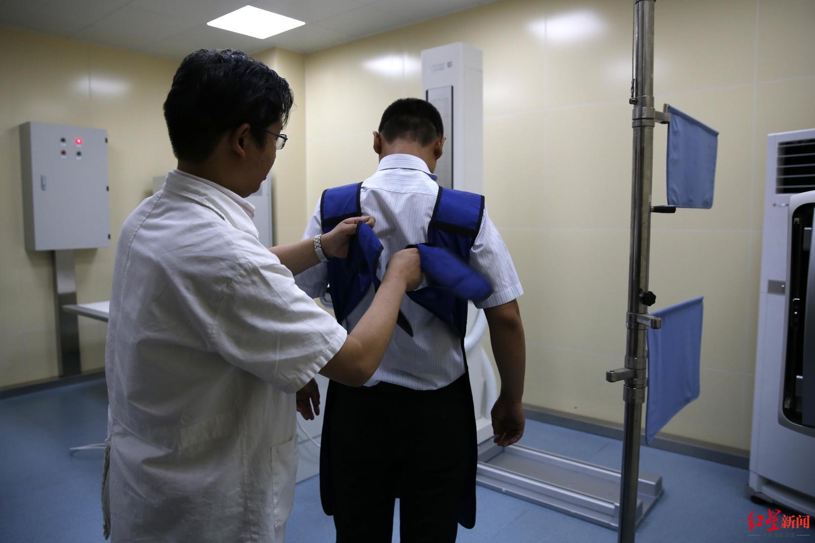 一年约20家医疗机构因“放射检查未防护”被处罚，哪些时候要穿防护服？专家科普