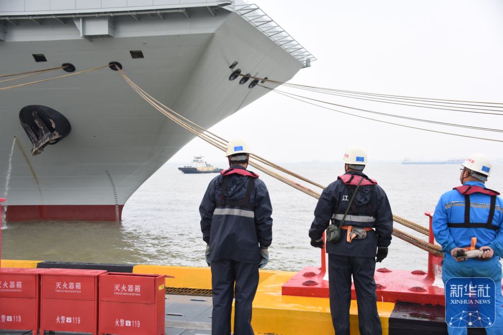 中国海军福建舰出海开展首次航行试验