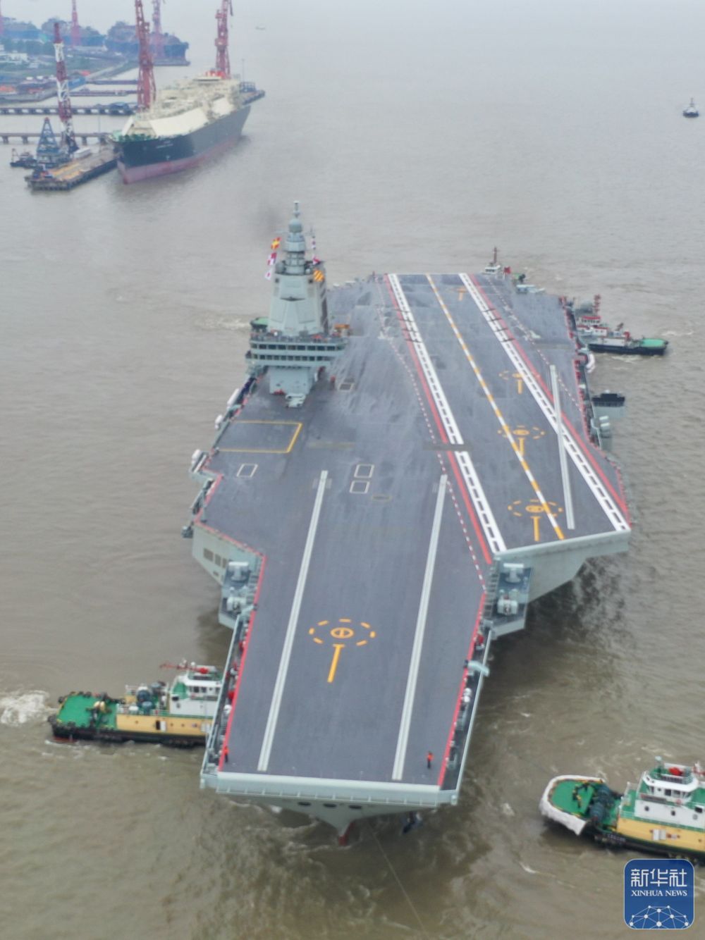 中国海军福建舰出海开展首次航行试验