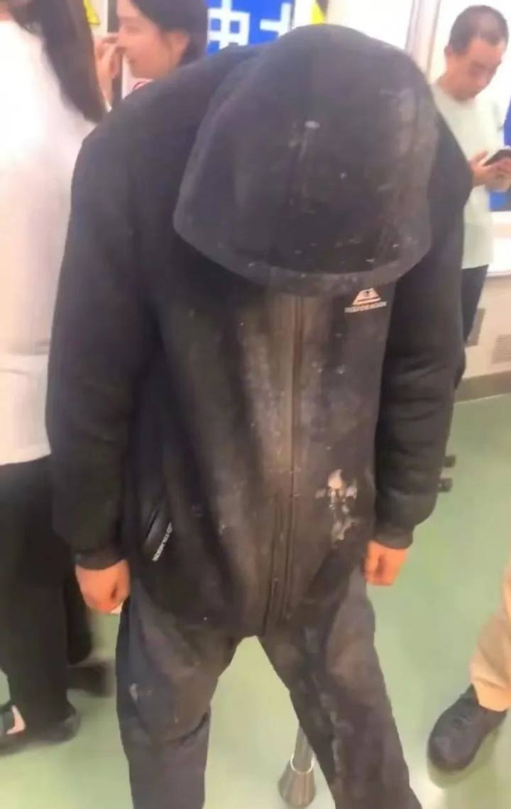 西安地铁出现“神秘黑衣男”,不少市民称“可怕”“引起不适”!已被警方带走?