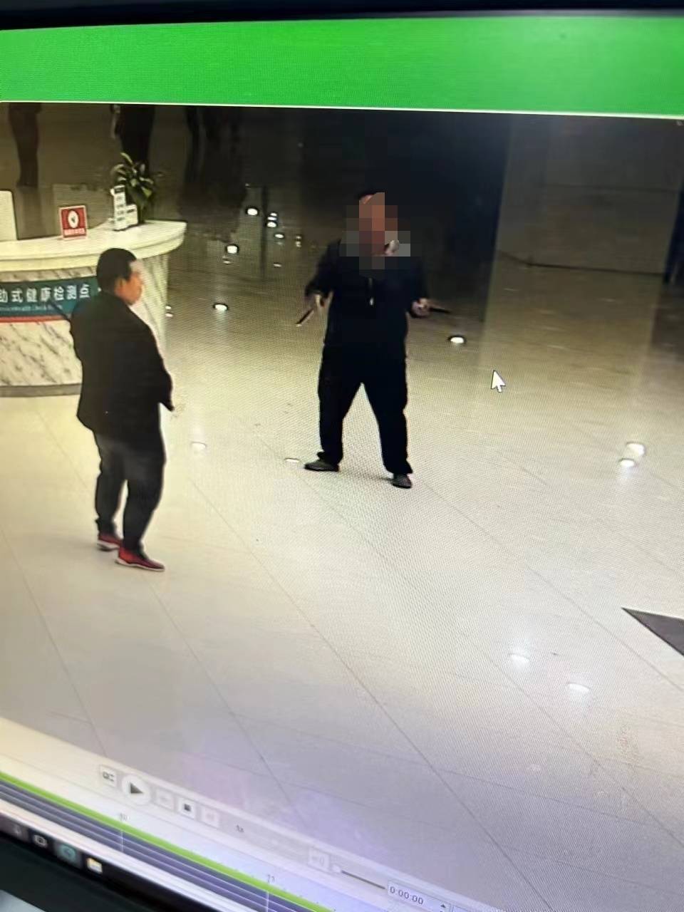 云南镇雄医院对峙行凶者当事人:当时也感到恐惧,就想阻止他继续伤人
